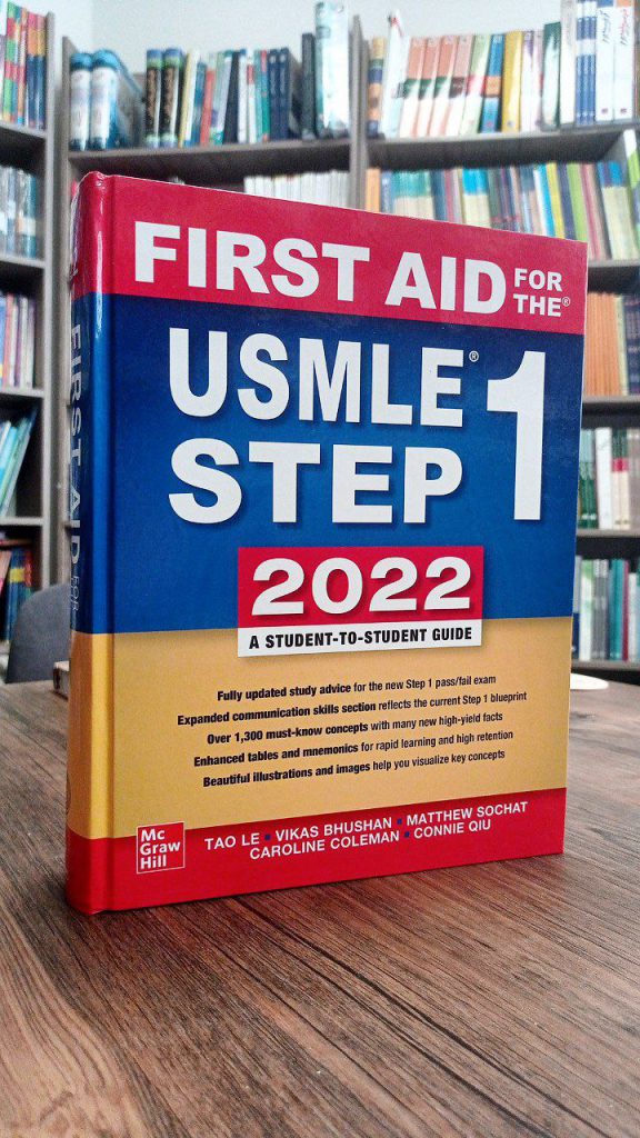 عکس جلد کتاب First aid 2022 چاپ افست رنگی از نشر اشراقیه | هارد کاور